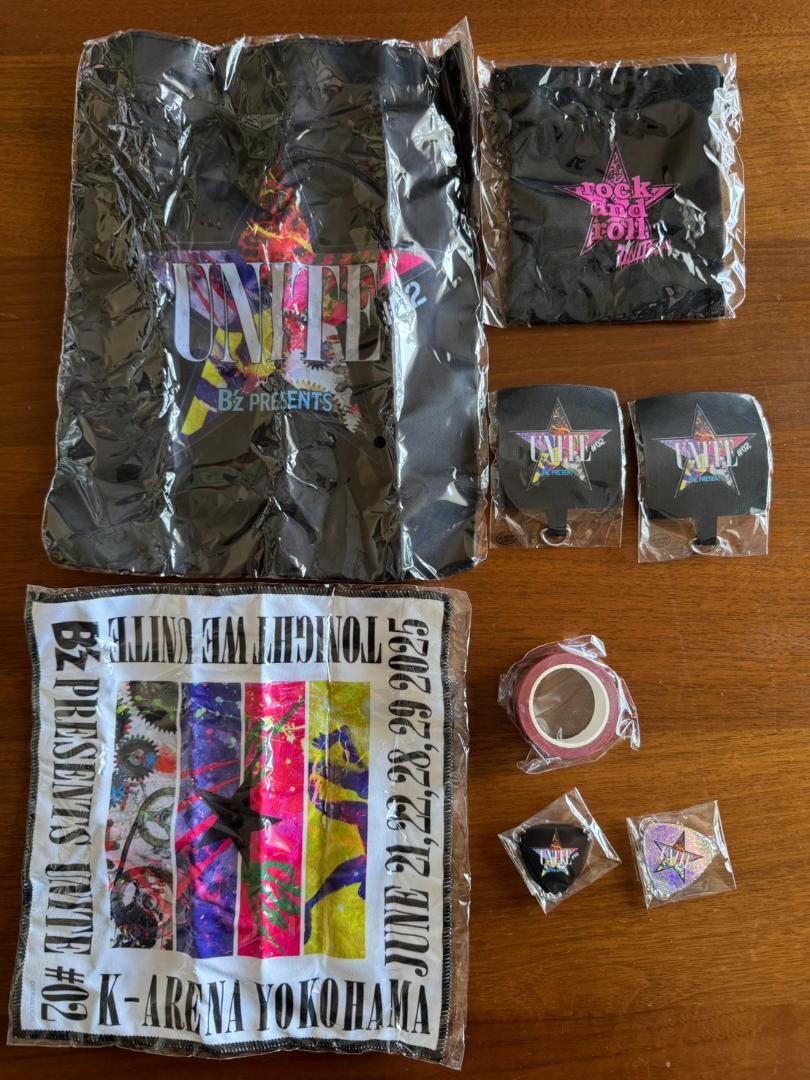 B’z UNITE ♯02 ガチャガチャ　ピックバッジ2種セット 　７種類８個
