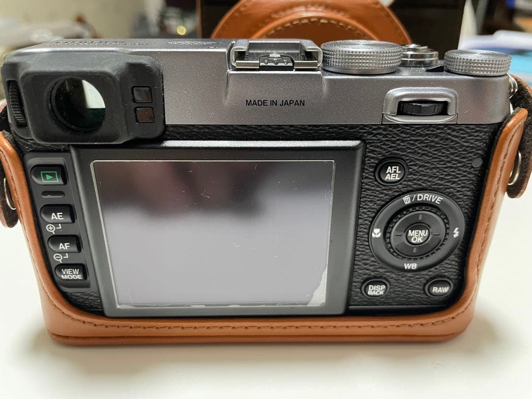 FUJIFILM X100 シルバー 美品 傷なし 純正ケース付 FUJIFILM X100 シルバー 美品 傷なし 純正ケース付