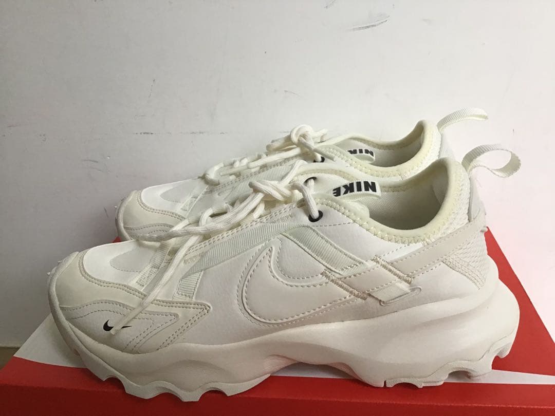 Nike TC7900 ホワイト 25.5cm
