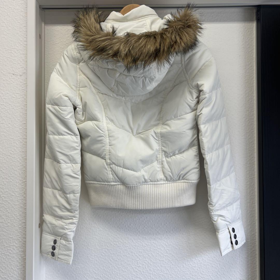 新入荷 Hollister フード付きダウンジャケット S ホワイト - メルカリ ジャケット・アウター