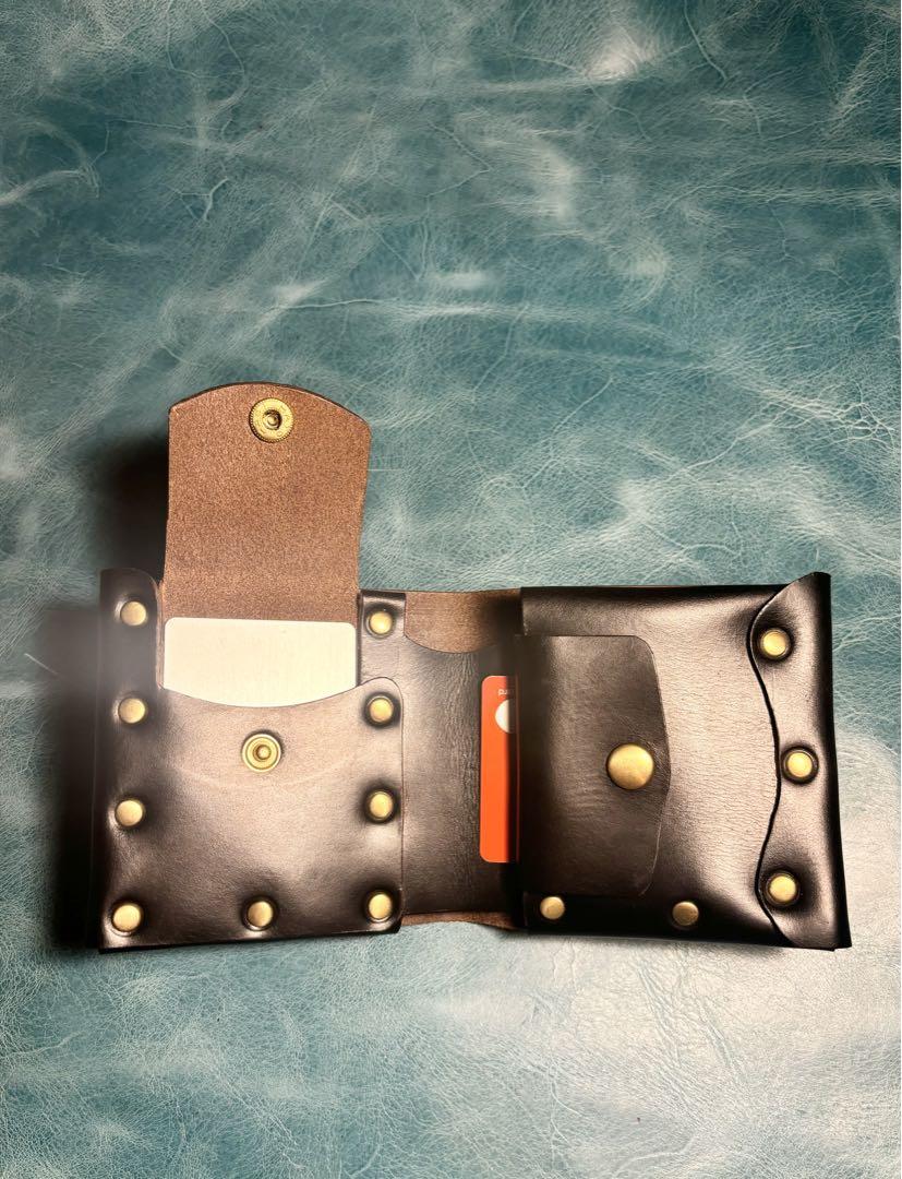 ハンドメイド　二つ折り　革財布　クロムエクセル　黒色　真鍮