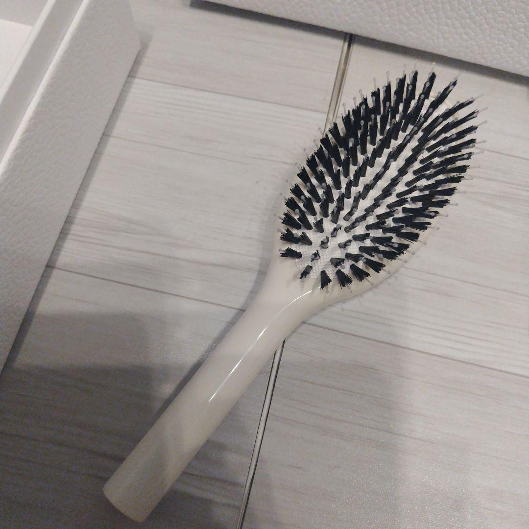 Diorジャドールヘアミスト現品40mlと黒いピンのヘアブラシが