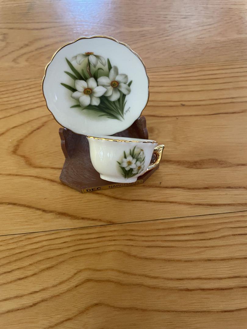 ミニチュアの花柄カップとソーサーセット