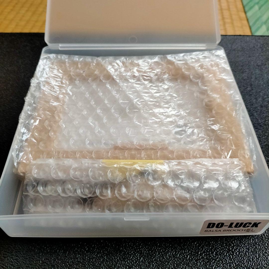 安比釣道楽 DO-LUCK BALSA ブローチ
