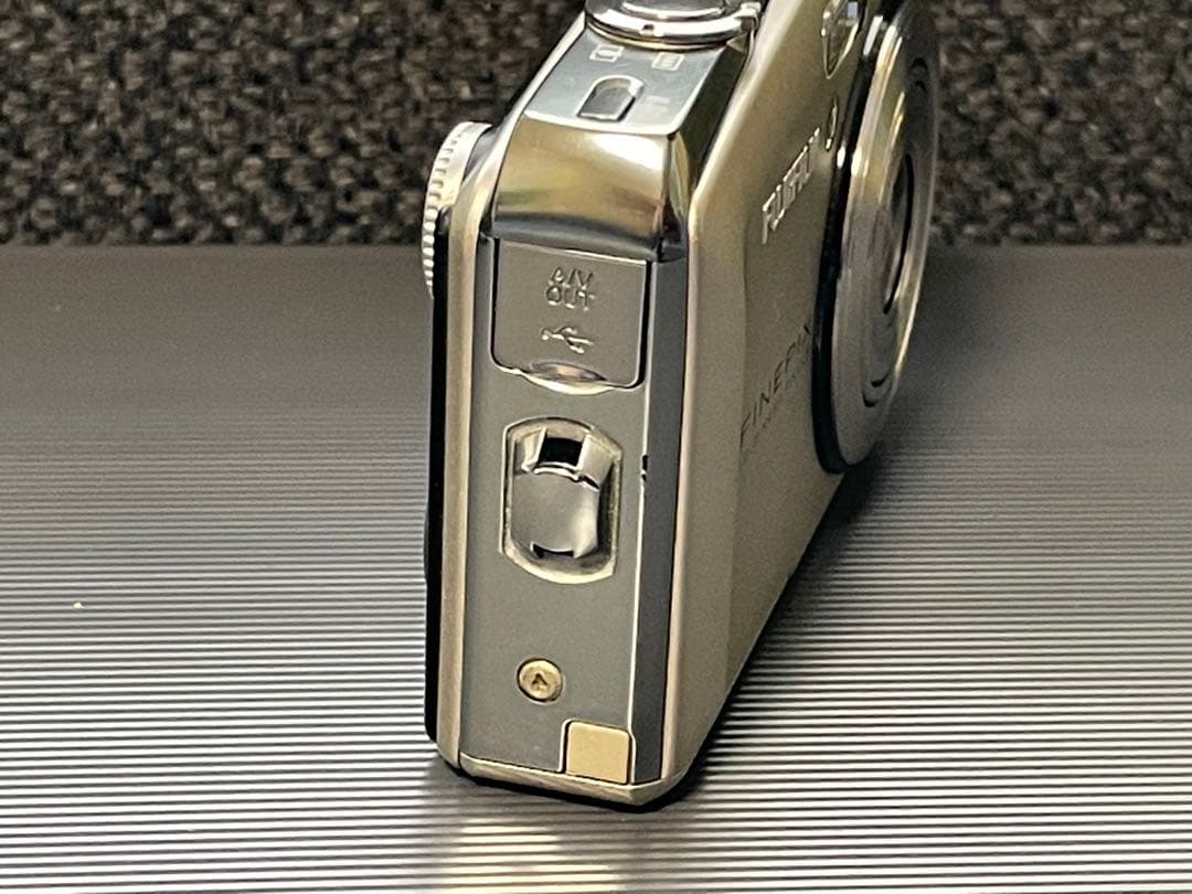 Fujifilm FinePix F50fd デジタルカメラ SDカード付