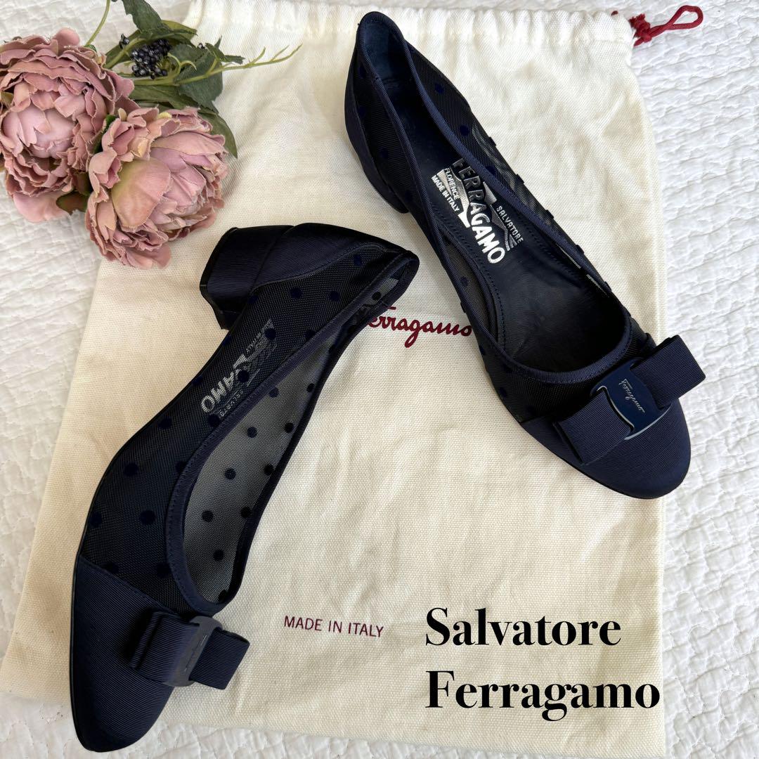 美品✨フェラガモFerragamoヴァラリボンパンプス ドット 紺 24.5cm 画像1