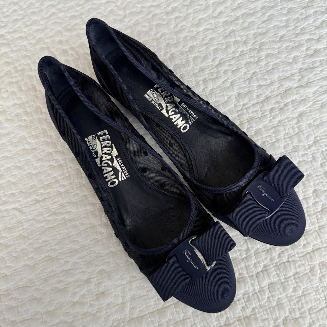 美品✨フェラガモFerragamoヴァラリボンパンプス ドット 紺 24.5cm 画像2