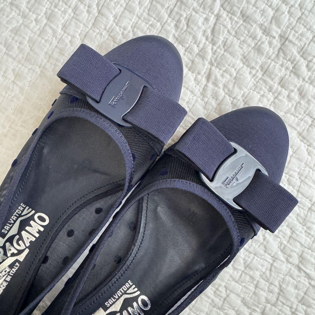 美品✨フェラガモFerragamoヴァラリボンパンプス ドット 紺 24.5cm 画像3