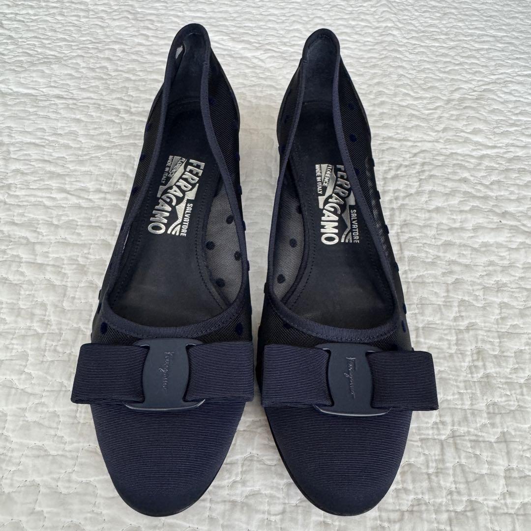 美品✨フェラガモFerragamoヴァラリボンパンプス ドット 紺 24.5cm 画像6