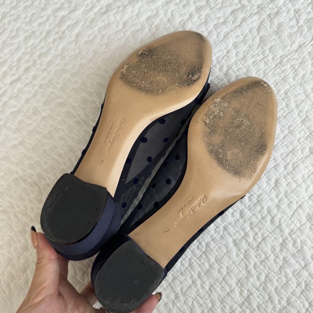 美品✨フェラガモFerragamoヴァラリボンパンプス ドット 紺 24.5cm 画像8