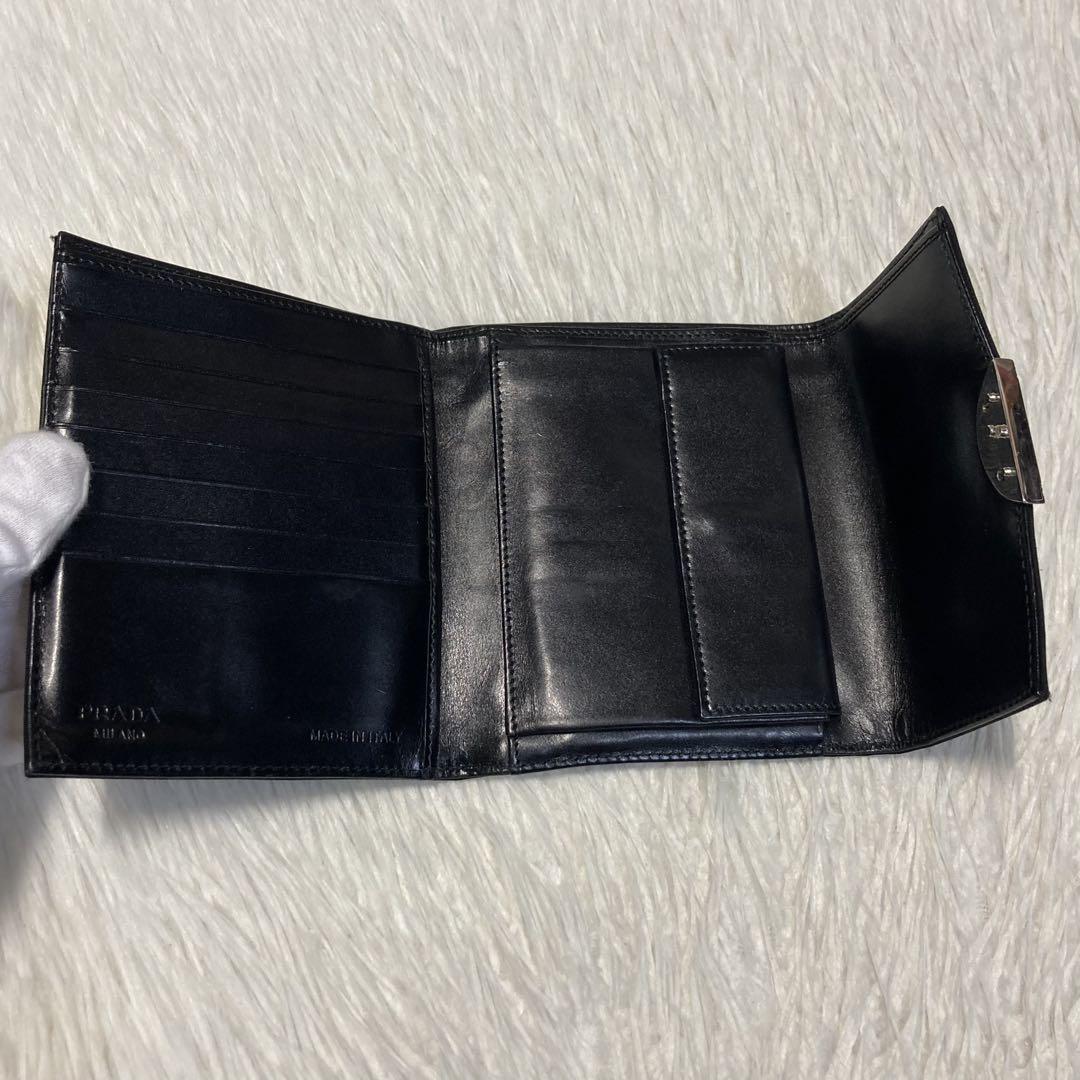 希少デザイン　美品　PRADA プラダ　三つ折り　シルバーロゴ　二つ折り　黒 希少デザイン 美品 PRADA プラダ 三つ折り シルバーロゴ 二