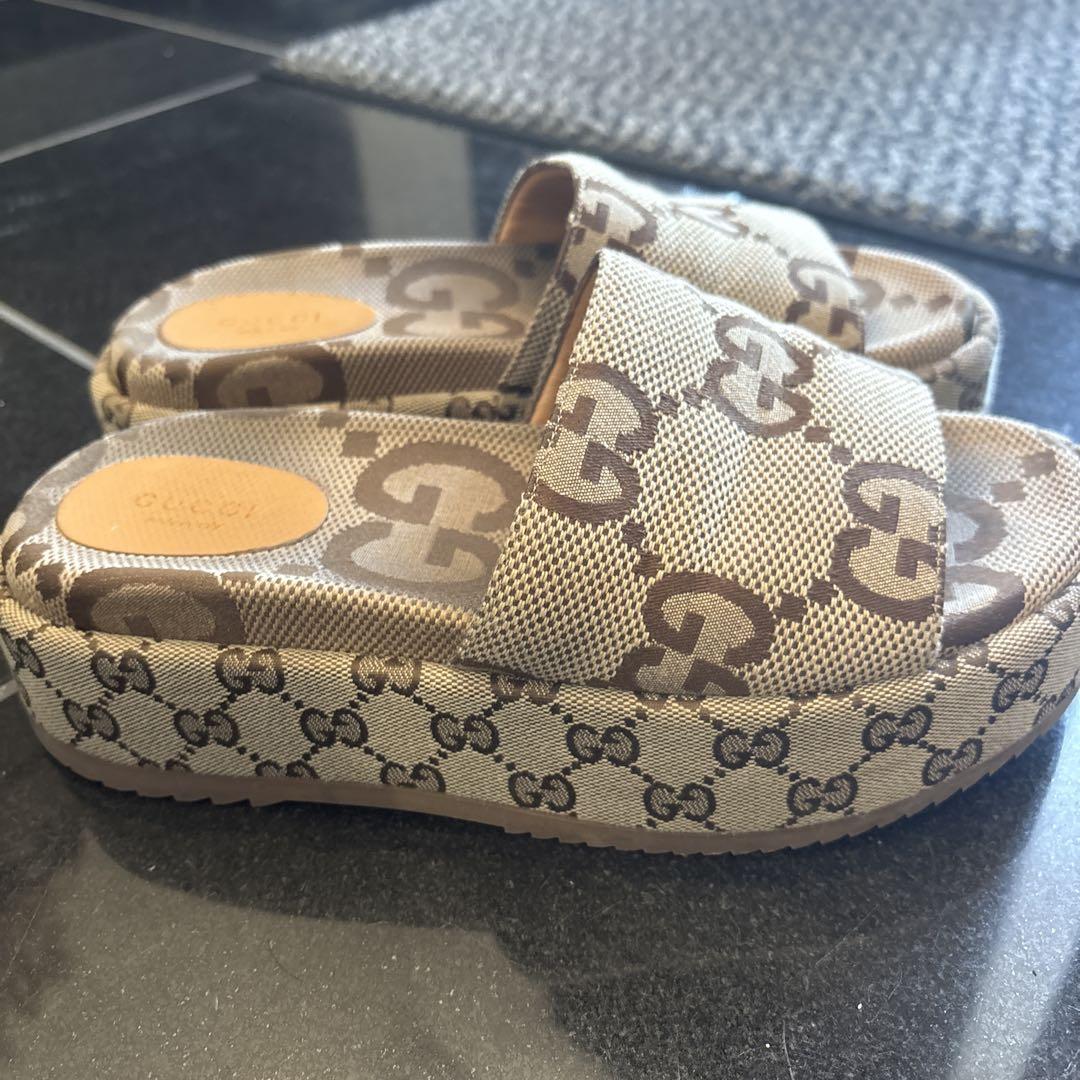 GUCCI ベージュ スライドサンダル - メルカリ