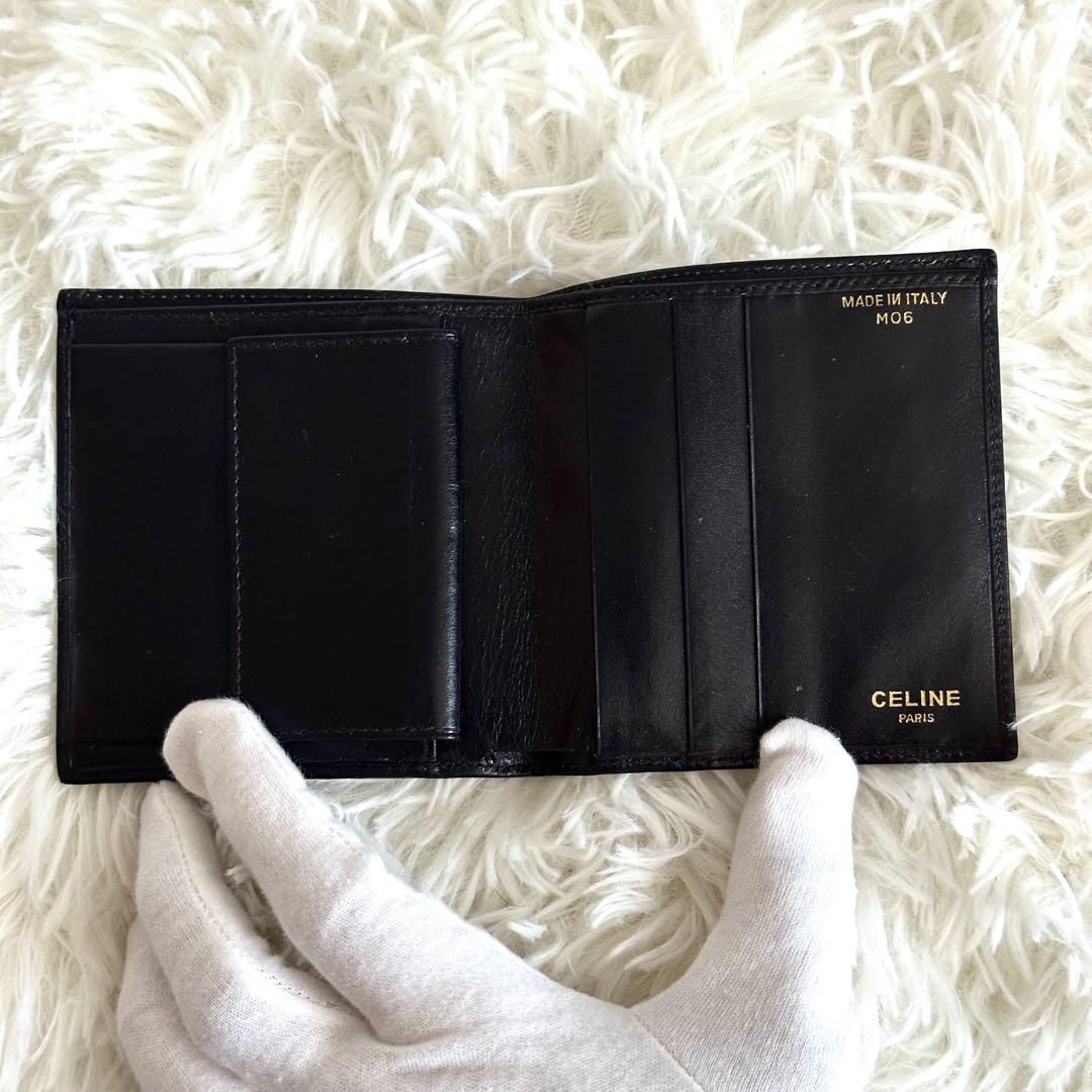 極美品　CELINE 型押し二つ折り財布 カーフレザー　トリオンフ CELINE トリオンフ 二つ折り財布 レザー 黒 コンパクト 型押