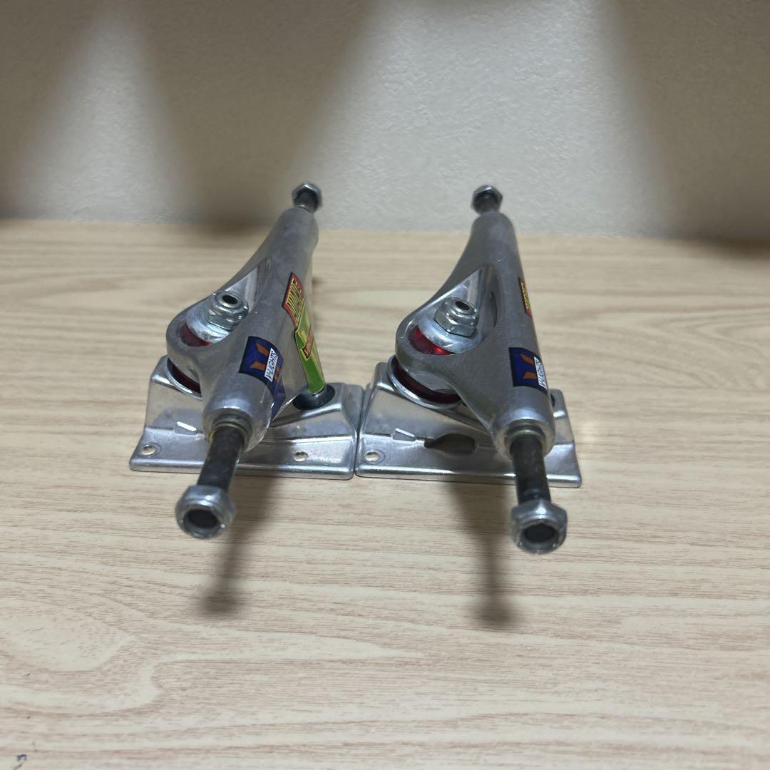 ベンチャートラック
