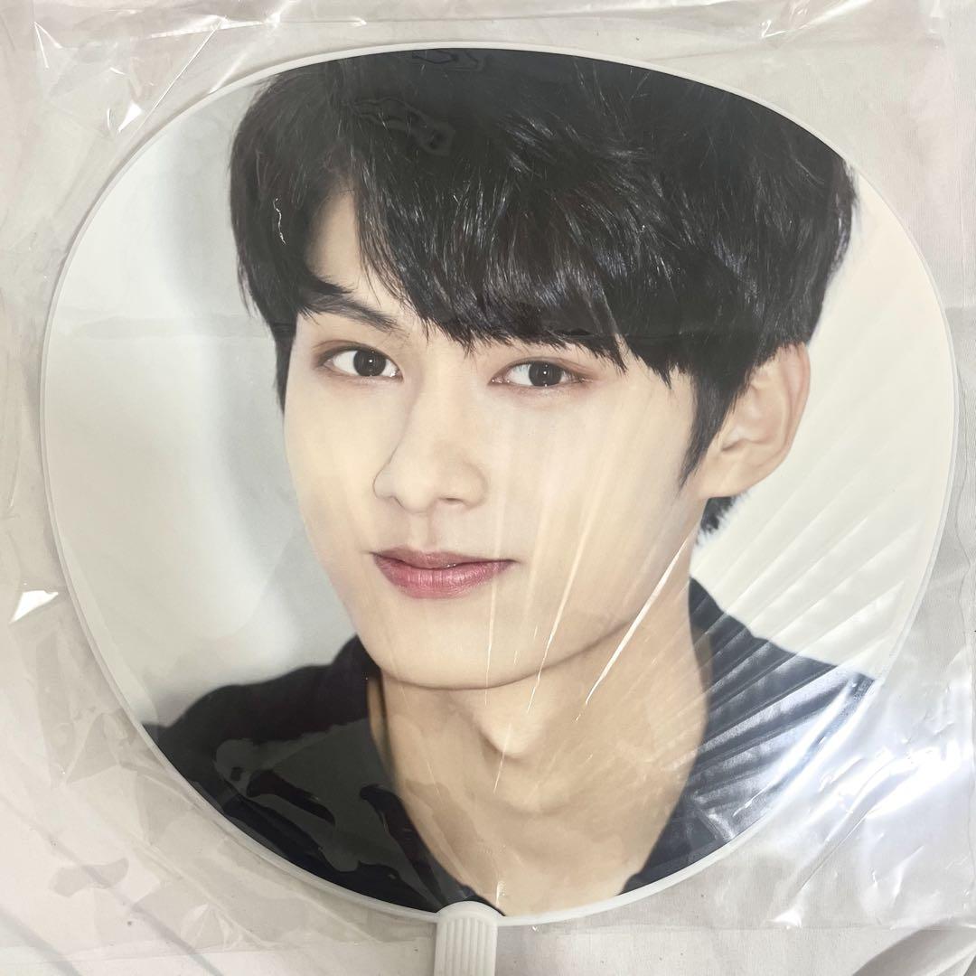 SEVENTEEN ジュン　IDEALCUT うちわ SEVENTEEN ジュン RIGHT HERE IN JAPAN うちわ - メルカリ