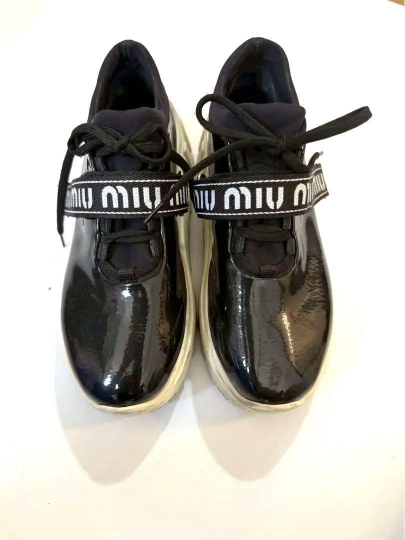 MIUMIU ミュウミュウ厚底スニーカー パテントレザーエナメル