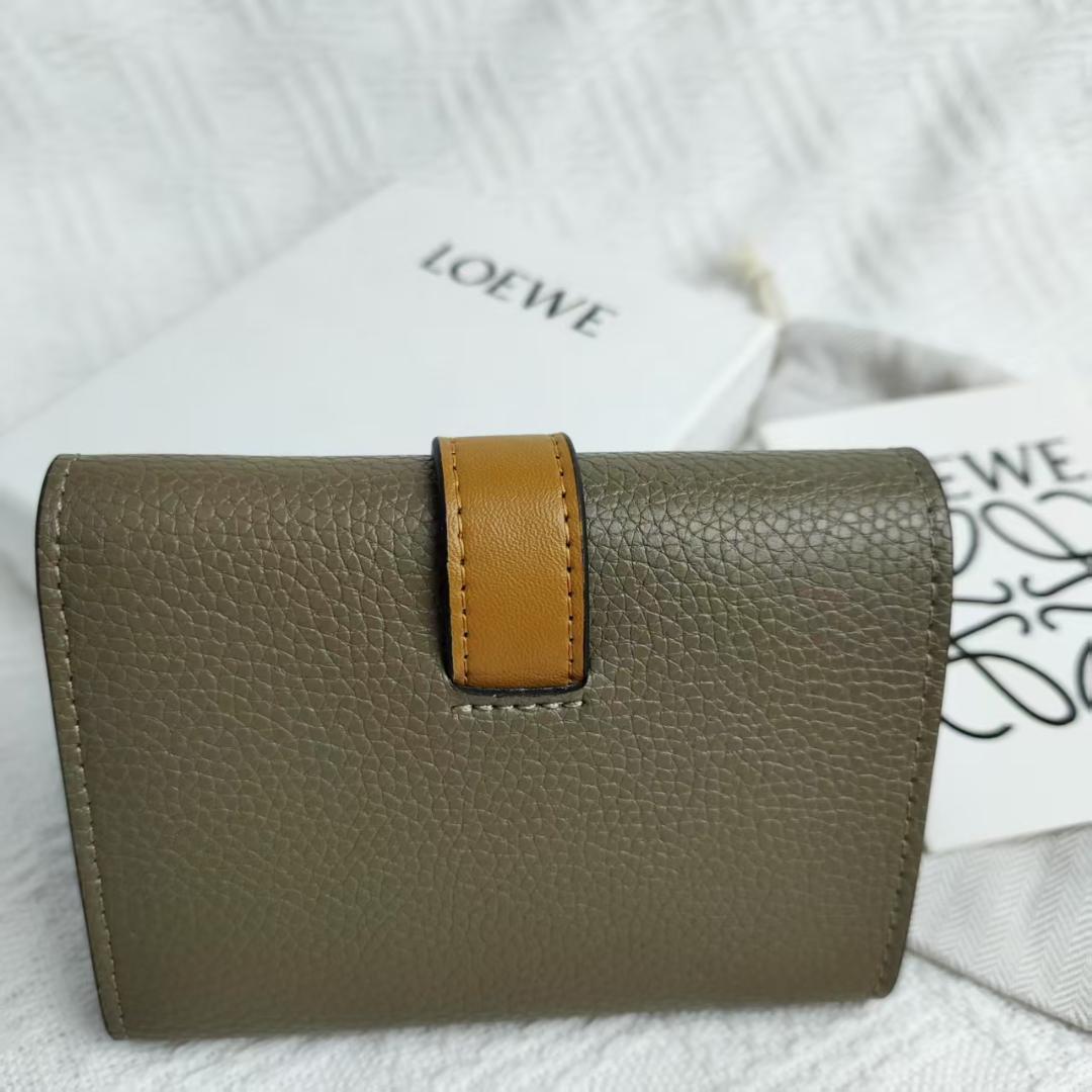 LOEWE 三つ折り財布 オリーブグリーン LOEWE 三つ折り財布 ミニ財布 オリーブグリーン - メルカリ