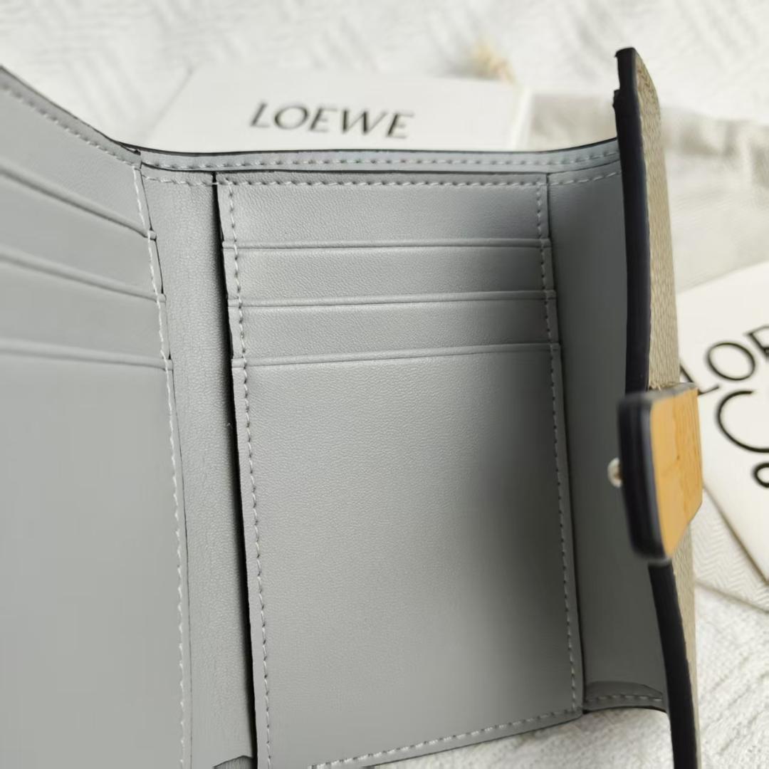 LOEWE 三つ折り財布 ミニ財布 オリーブグリーン - メルカリ