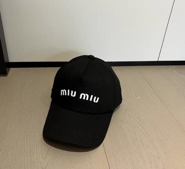 miu miu ブラック ベースボールキャップ M