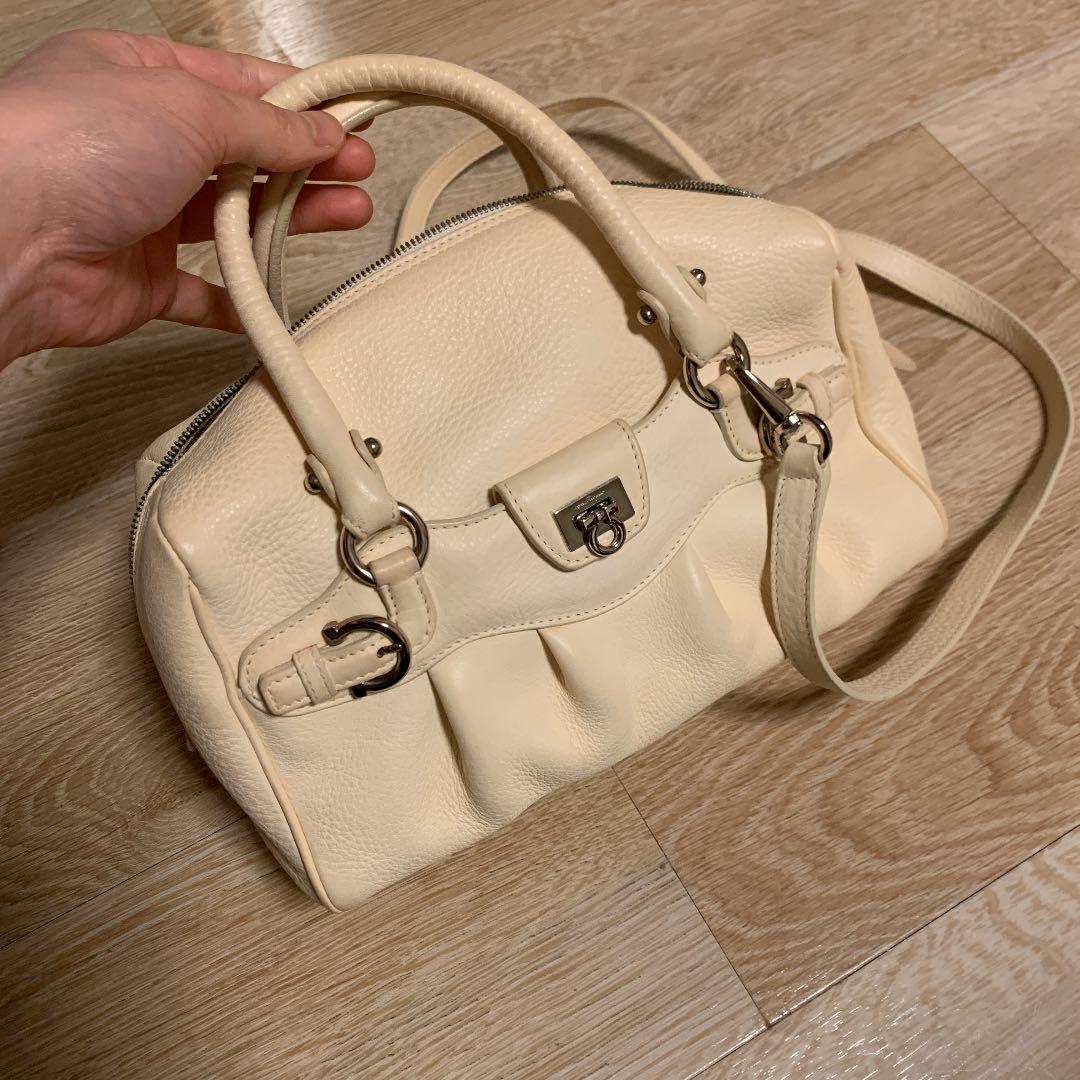 サルヴァトーレフェラガモ アイボリー ショルダーバッグ¥138000