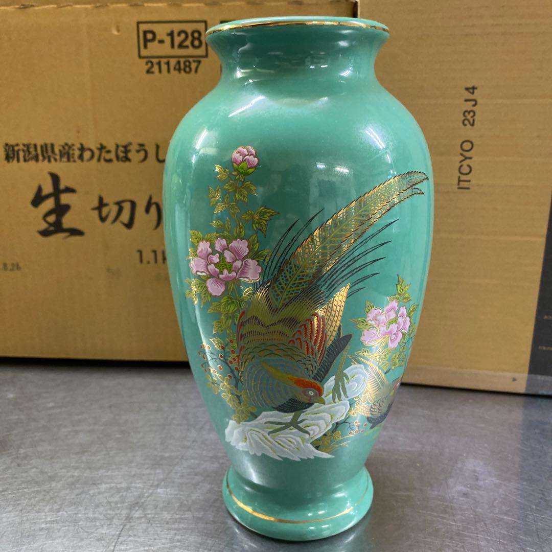 エメラルドグリーンのクラシック花瓶