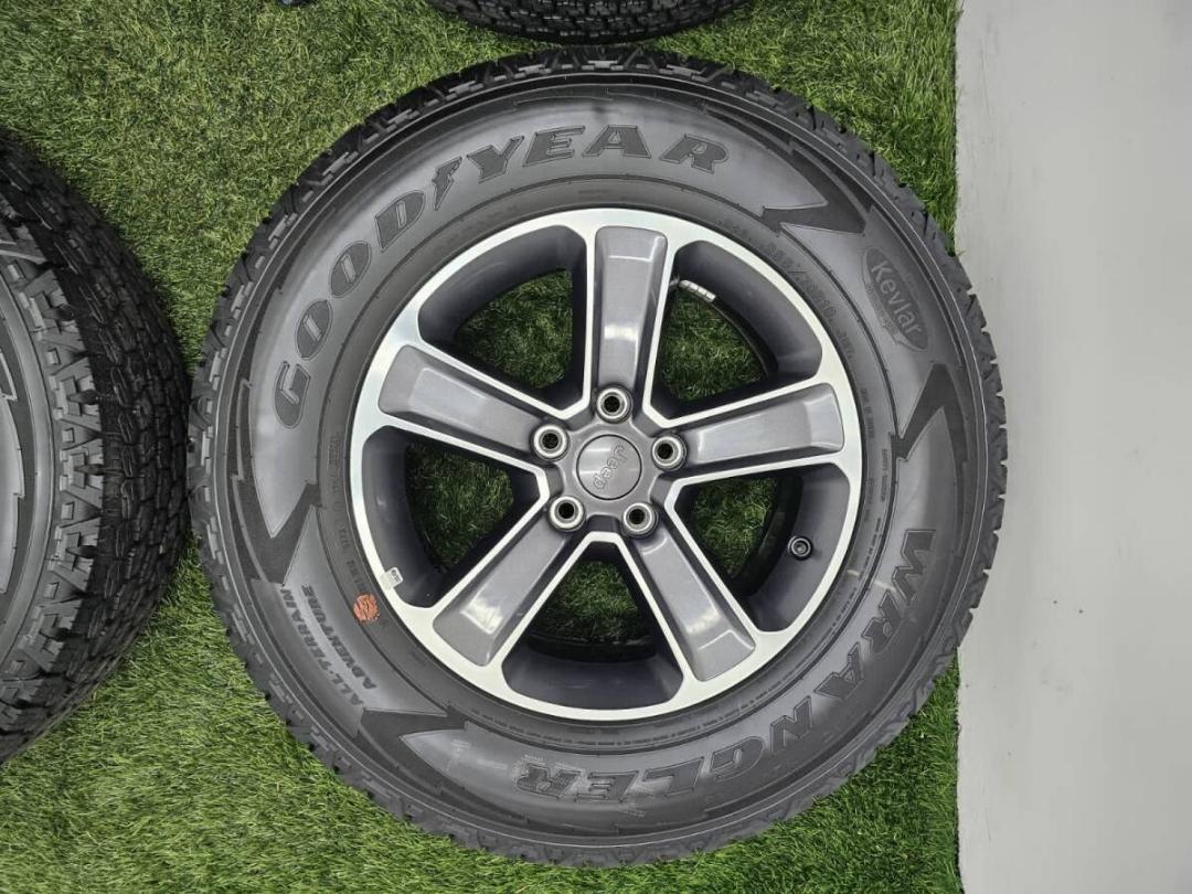 148J 新車外し 美品 ジープ ラングラー ルビコン 純正 18インチ+GY 画像3