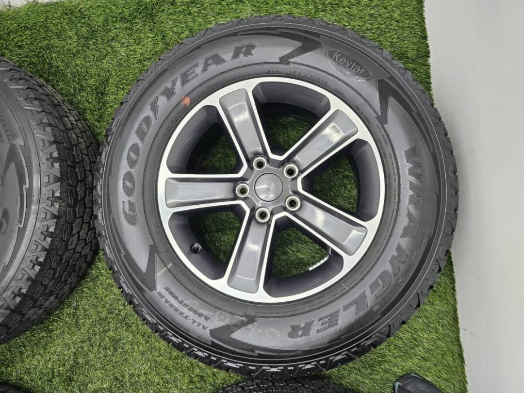 148J 新車外し 美品 ジープ ラングラー ルビコン 純正 18インチ+GY 画像4