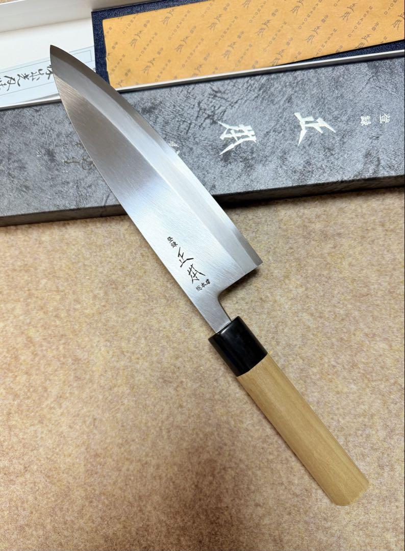 熱い販売 鏡面仕立 先丸刺身包丁 刃渡り約27㎝ （刀心】先丸刺身 化粧箱付 調理器具
