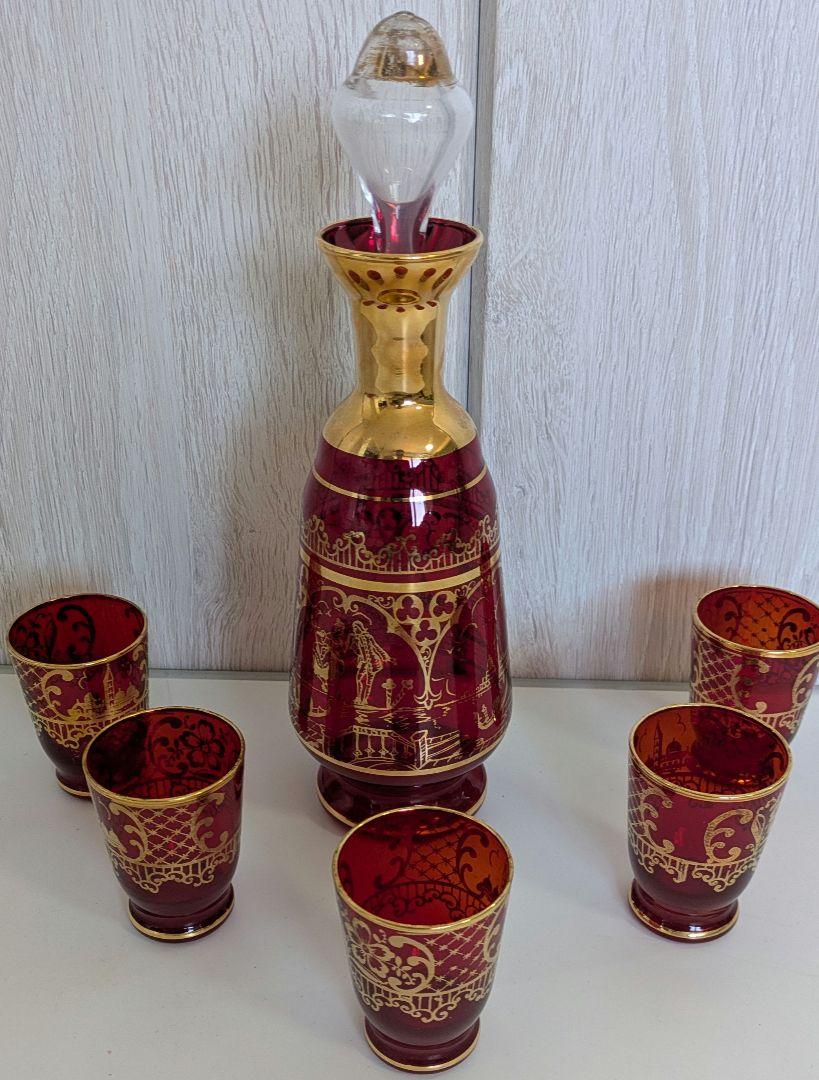 赤色ガラスデキャンタ 金色装飾付き 赤色ガラスデキャンタ 金色装飾付き