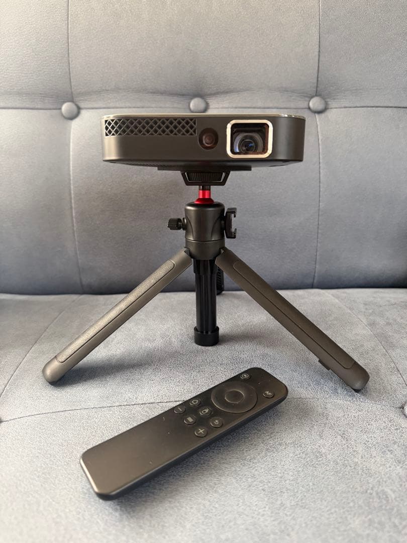 高輝度3000lm Android搭載 iOCHOW DLPミニプロジェクター目立った傷や汚れなし