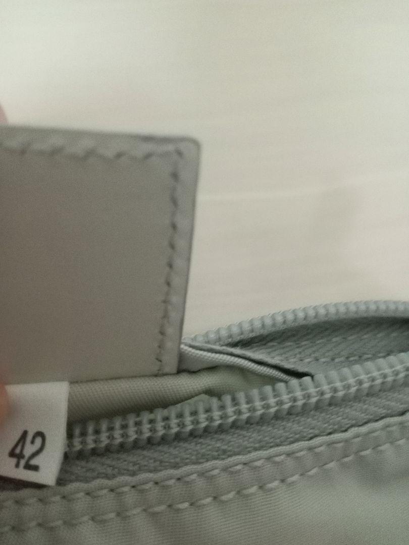 【海外 正規品】 VELA MV11 お値下PRADA ライトグレー ギャランティカード付 ポーチ バッグ