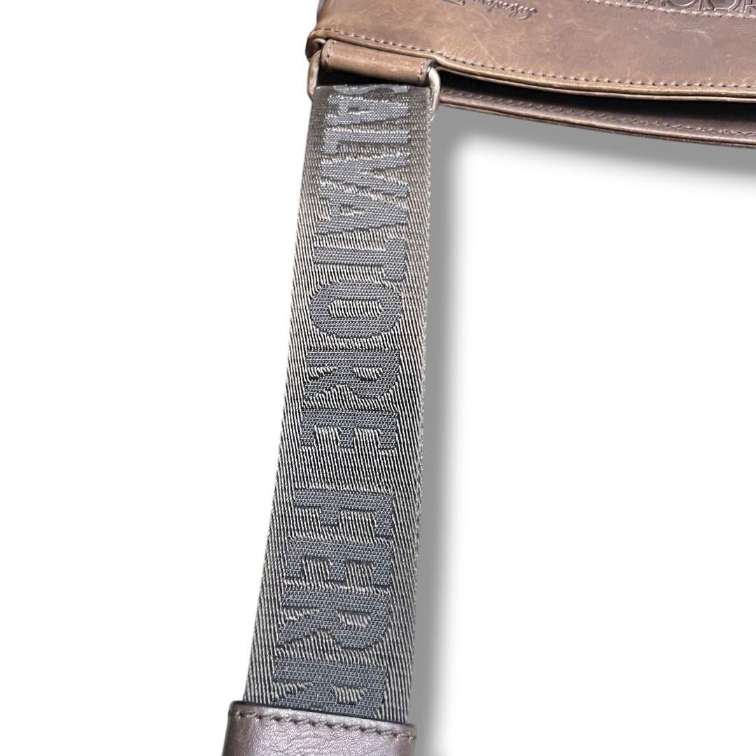 サルヴァトーレフェラガモ ショルダーバッグ ガンチーニ 型押し レザー ブラウン サルヴァトーレフェラガモ ショルダーバッグ ガンチーニ 型押し レザー ブラウン