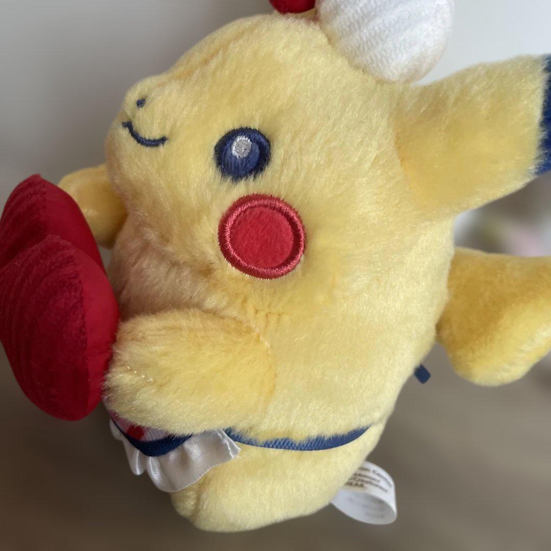 ピカチュウのぬいぐるみ付きチョコレートやフェイスポーチなどが