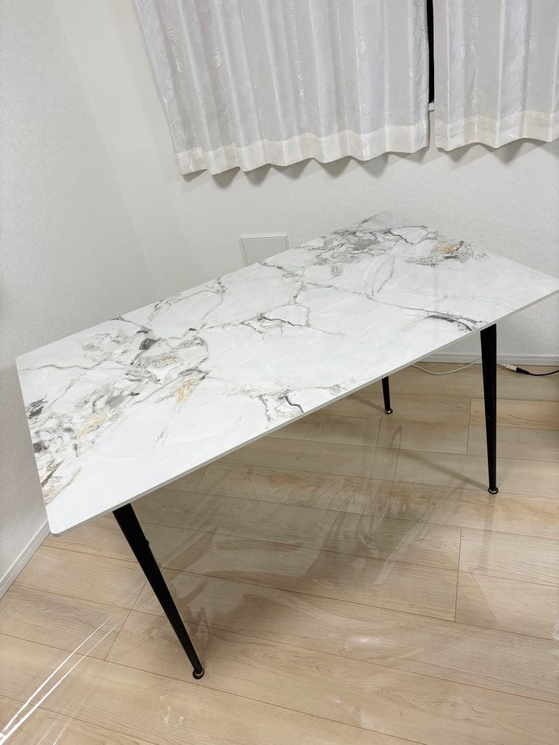 美品 大理石柄 ダイニングテーブル 四人用 白 リビング 美品 大理石柄 ダイニングテーブル 四人用 白 リビング