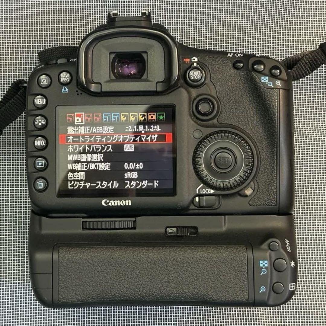 Canon EOS 7D 純正バッテリーグリップBG-E7 オマケレンズ Canon EOS 7D 純正バッテリーグリップBG-E7 オマケレンズ - メルカリ