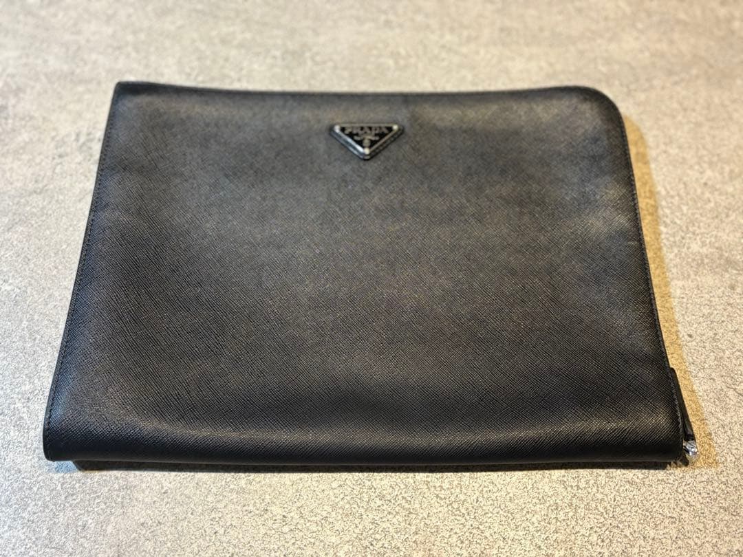 PRADA ブラックレザー クラッチバッグ