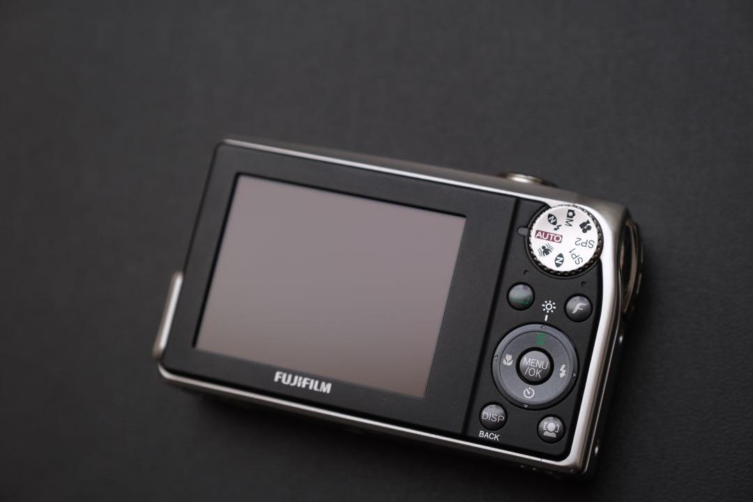 充電器付【匿名】富士フィルム　FinePix F40Fd （多少の難あり） FUJIFILM FinePix F40fd 美品 純正バッテリーと充電器付属