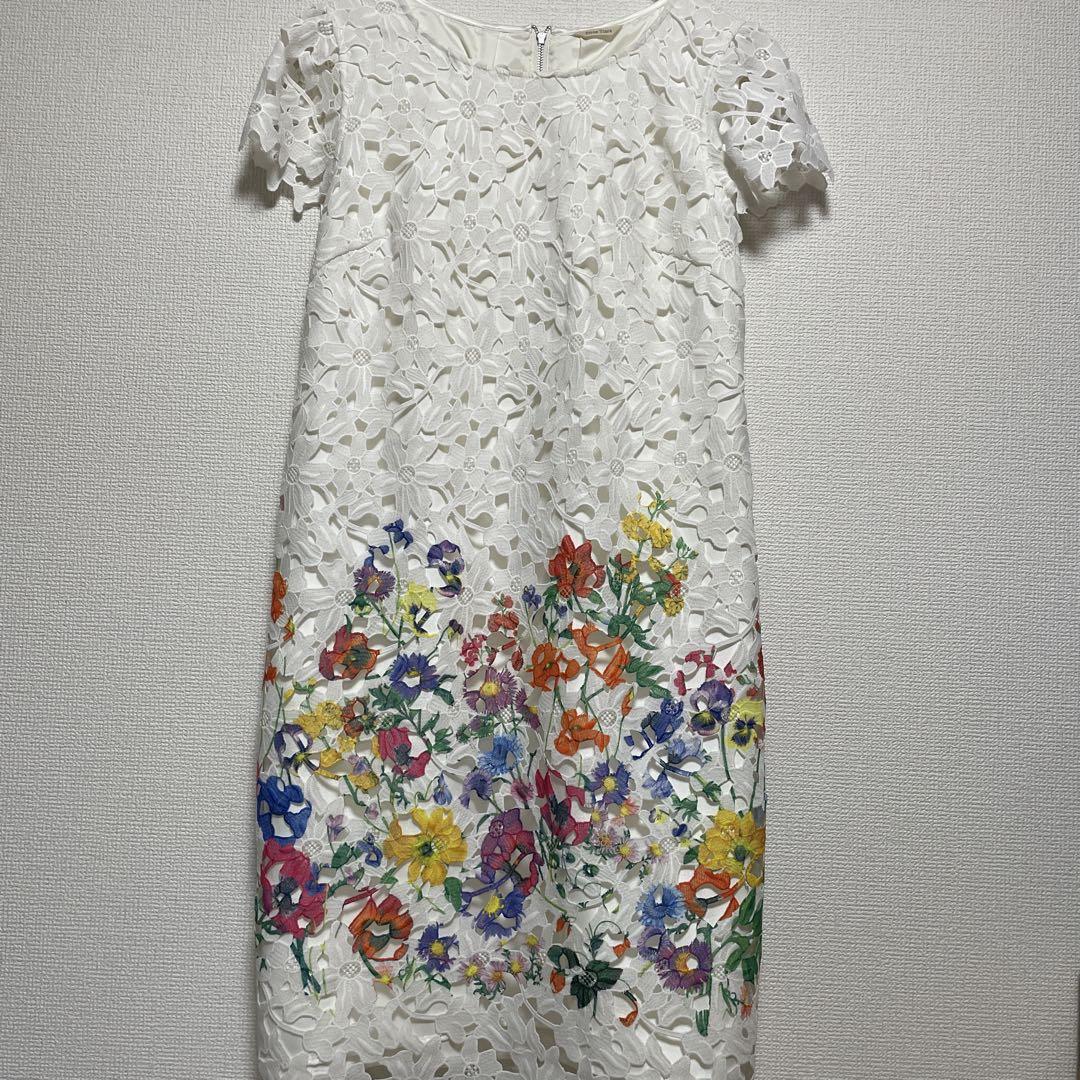 お値下げ。美品ローズティアラの半袖ワンピース42 美品 ローズティアラ42 ホワイト 花柄刺繍 半袖 ひざ丈