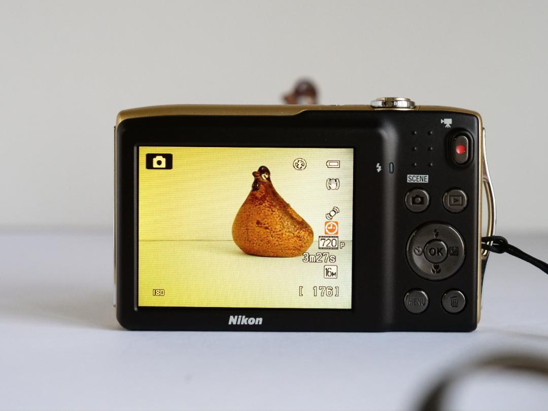 Nikon ニコン COOLPIX S3300 デジタルカメラ 箱,液晶黄変 Nikon ニコン COOLPIX S3300 金 コンパクトデジタルカメラ 箱