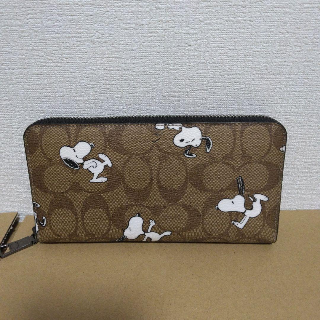COACHとスヌーピーコラボの長財布