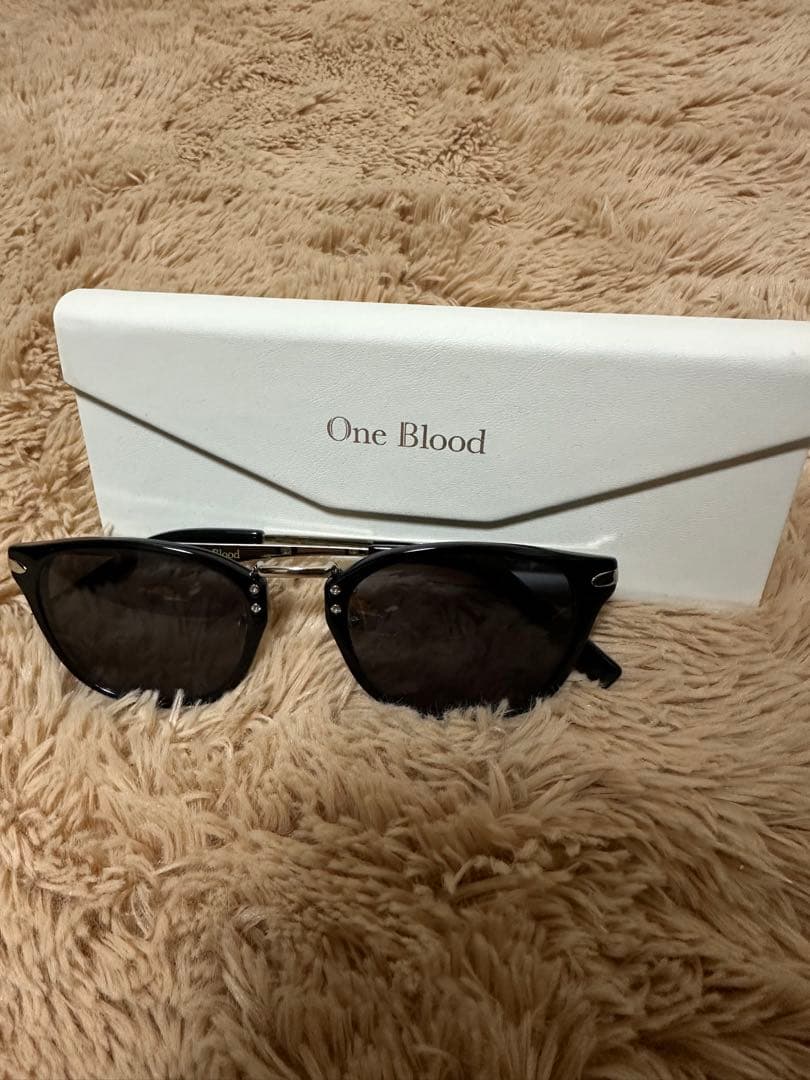 あしんさん TOC着用 One Blood サングラス