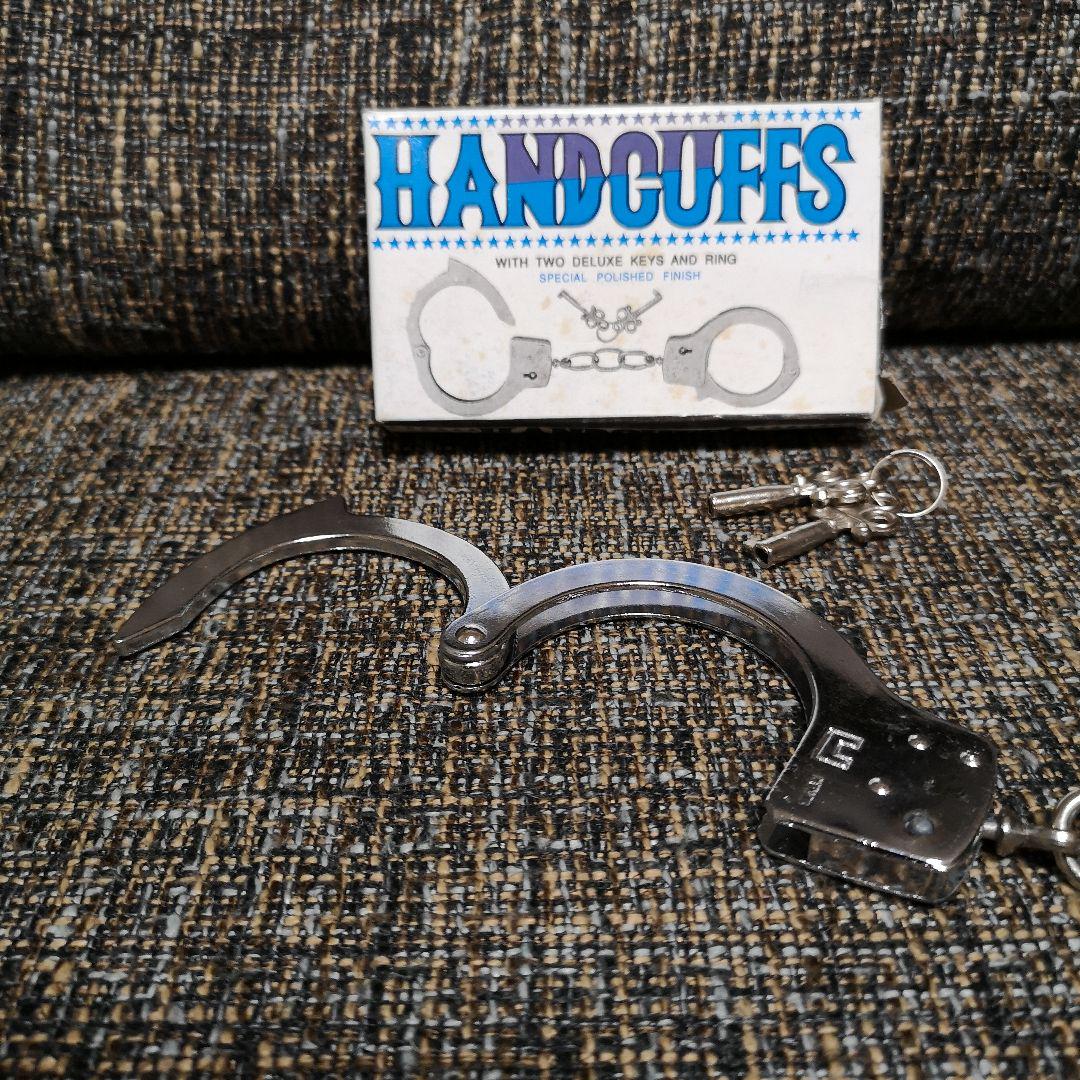 高速配送 手錠 おもちゃ 金属製 鍵付き 昭和レトロ HANDCUFFS - メルカリ 個人装備