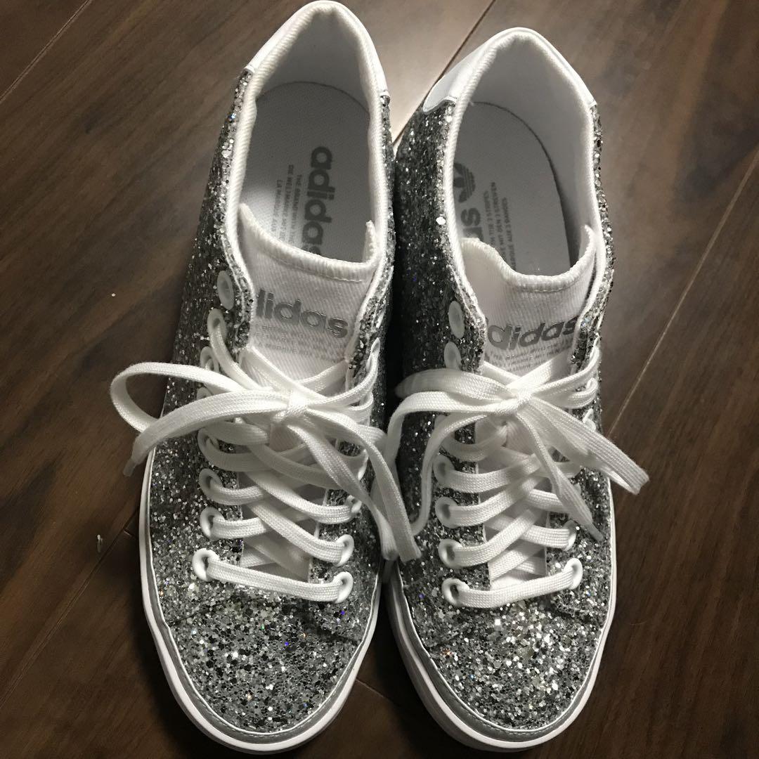 芸能人愛用のおすすめ最新情報 ⭐︎中古⭐︎ adidasアディダス キラキラスニーカー 23.5 - メルカリ 財布・ケース・小物入れ