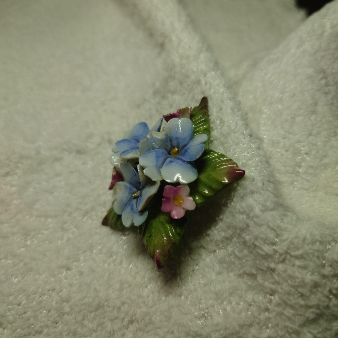 イギリス 陶磁器で出来た陶花のブローチΩ