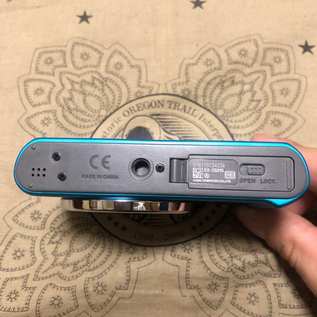 ほぼ新品 CASIO EXILIM EX-ZS210 デジカメ コンデジ