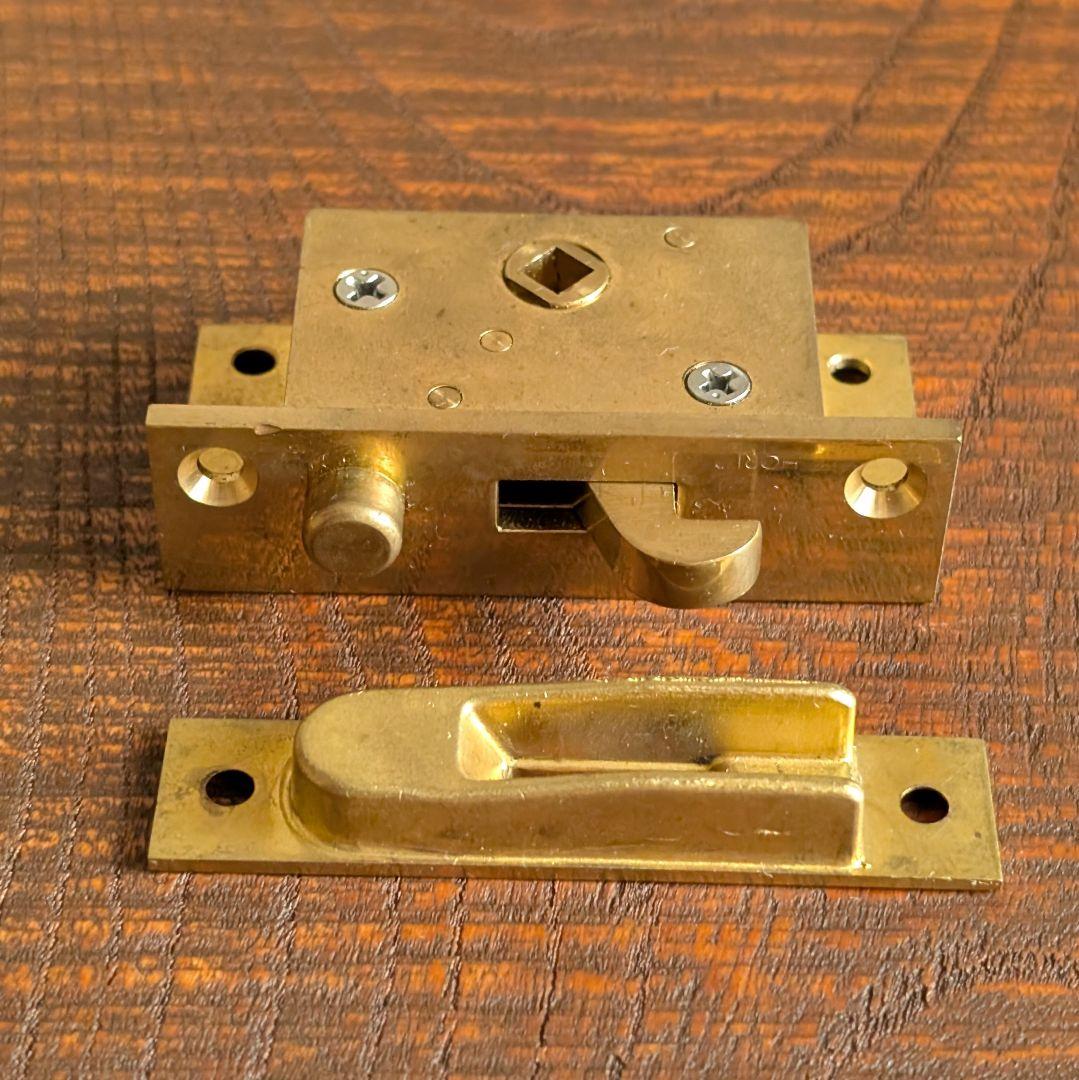 古い真鍮製品　堀商店　半彫込引戸内締り錠　7　 黄銅磨き