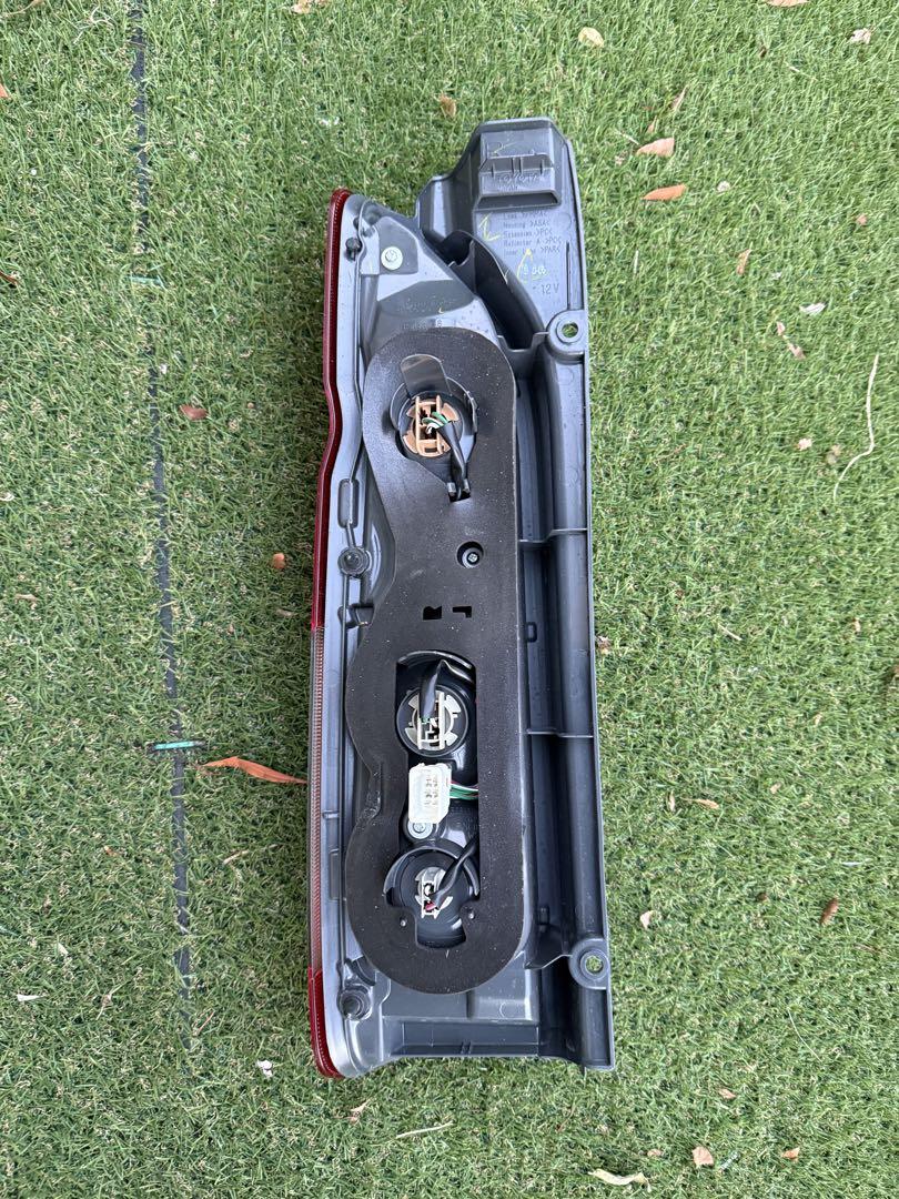 トヨタ200系ハイエース純正テールランプ（右）