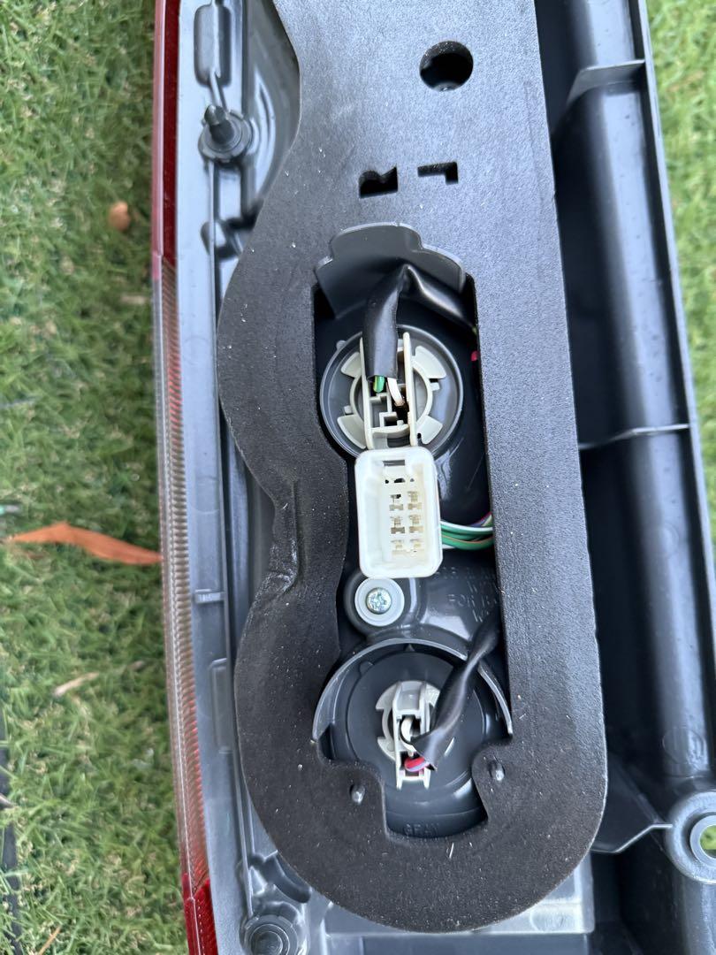 トヨタ200系ハイエース純正テールランプ（右）