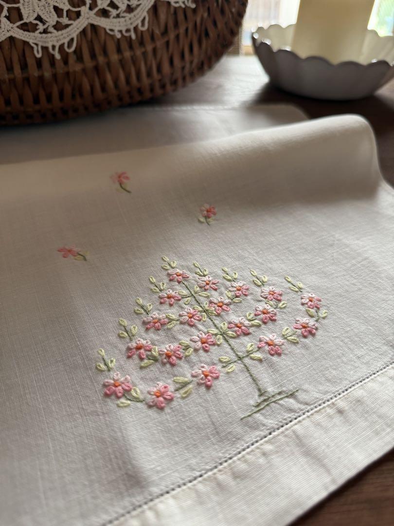 フランスアンティークஐ⋆*可愛い素朴なは花柄刺繍クロス - メルカリ