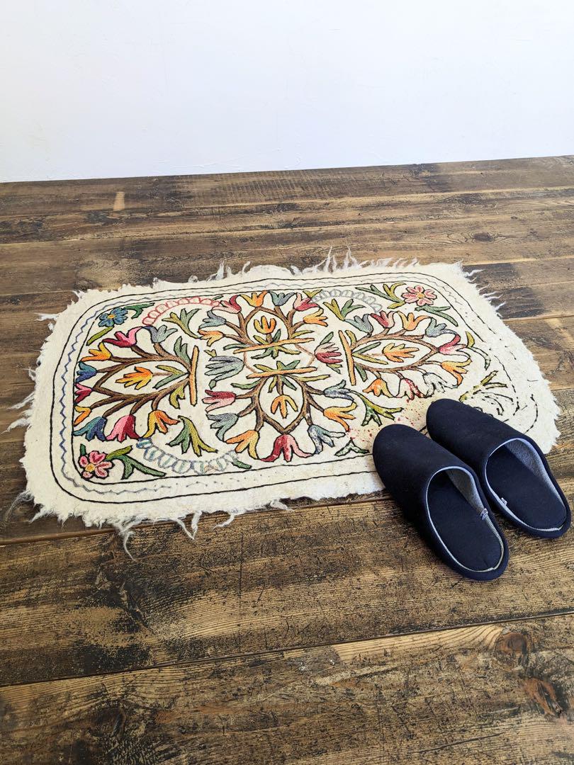 花模様の手刺繍ラグ インドラグ モロッコラグ 玄関ラグ
